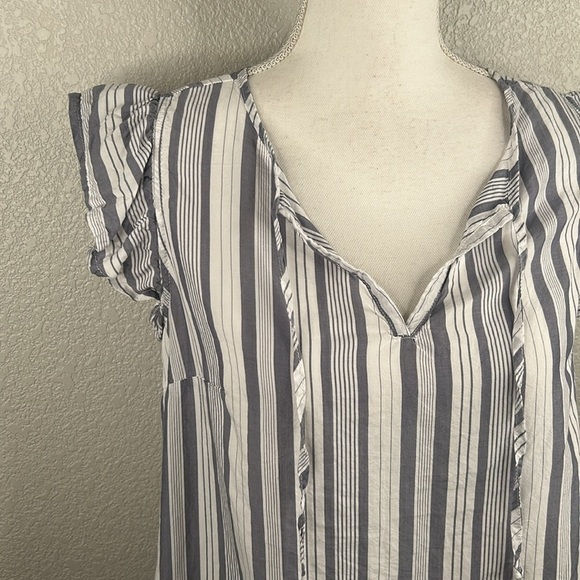 Gilligan & O'Malley Gray & White Striped V-Neck Boho Short Sleeve Top Size Small - Picture 2 of 6
